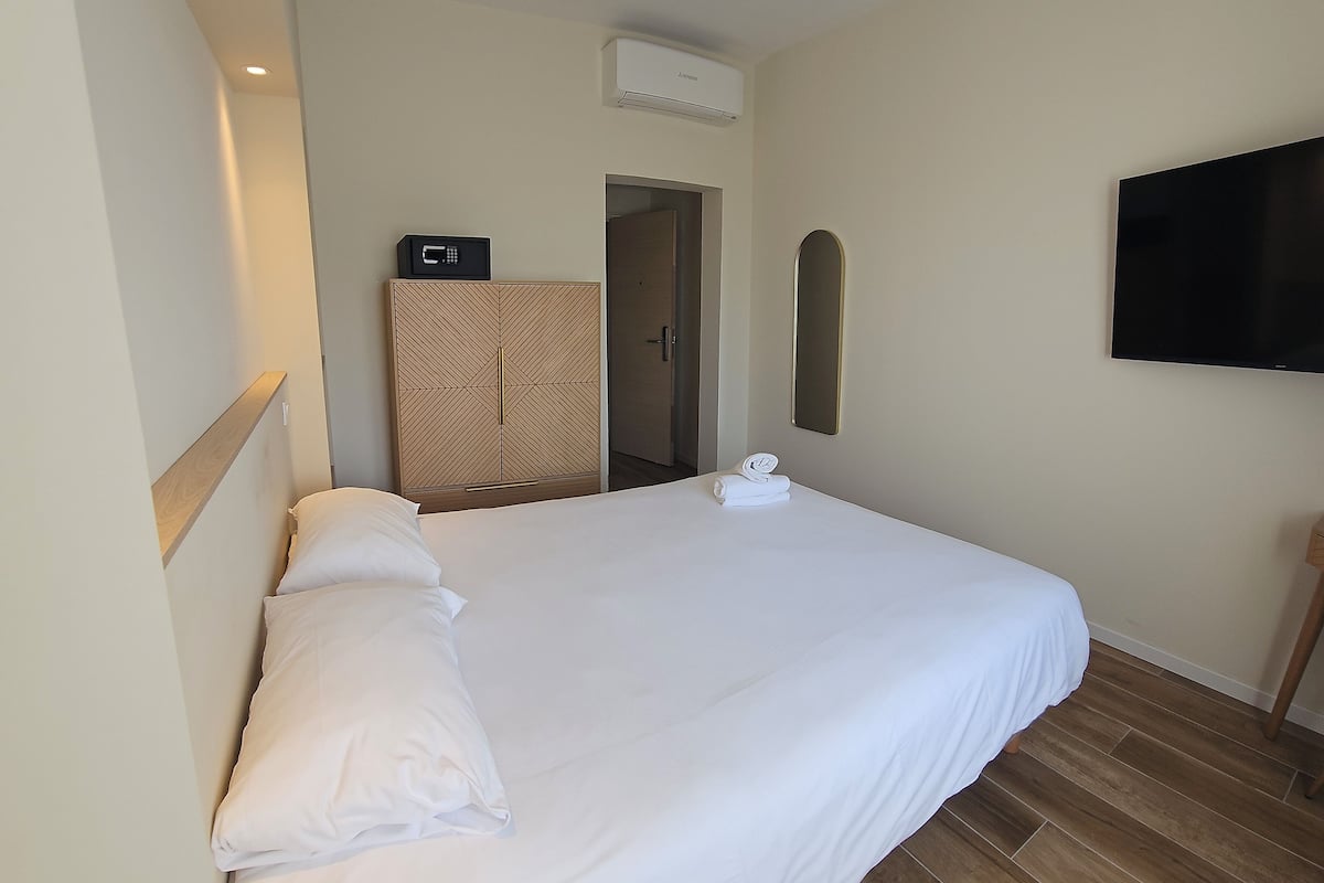Escritorio, wifi gratis y ropa de cama