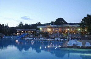 Una piscina al aire libre, una piscina con cascada