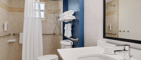 Un baño moderno con ducha, inodoro y lavabo.