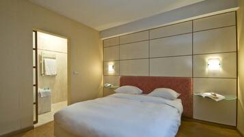 Apartment, 1 Bedroom | In-room safe, iron/ironing board