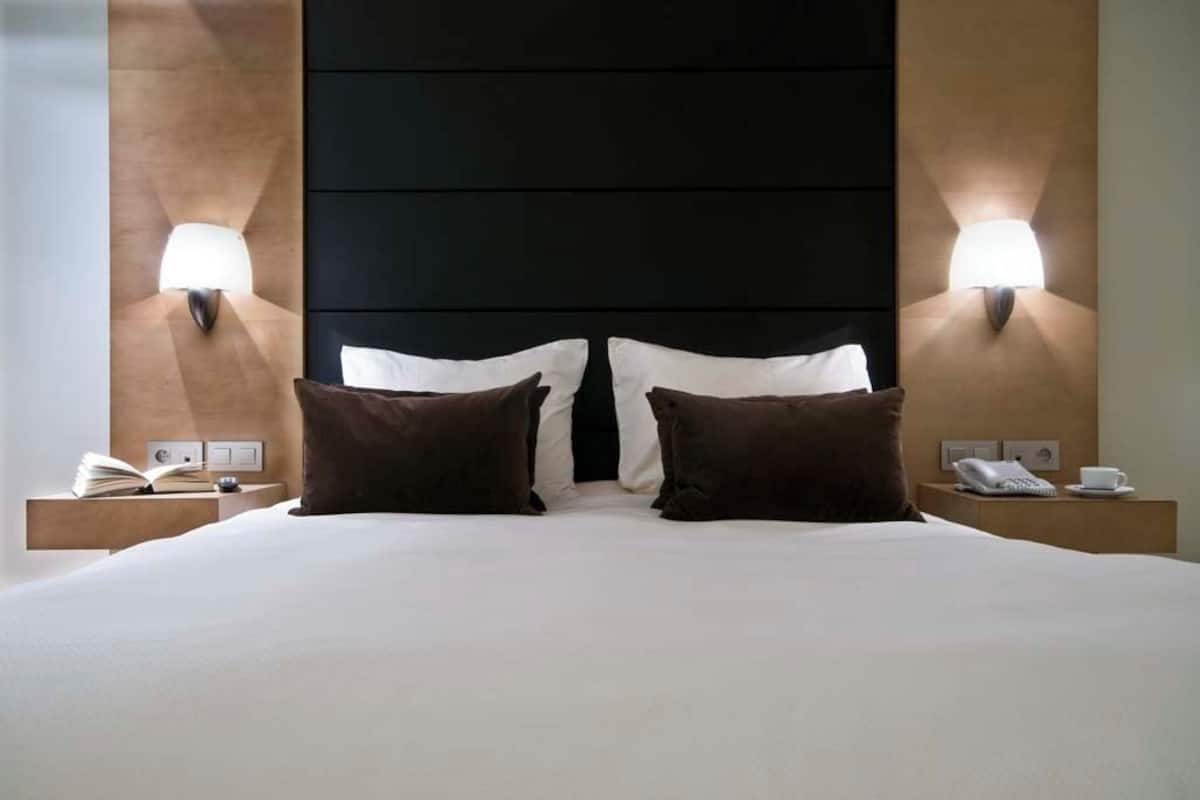Double Room | 1 bedroom, in-room safe, iron/ironing board, free WiFi