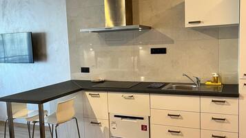 Deluxe Studio | Private kitchen | Fridge, coffee/tea maker, electric kettle