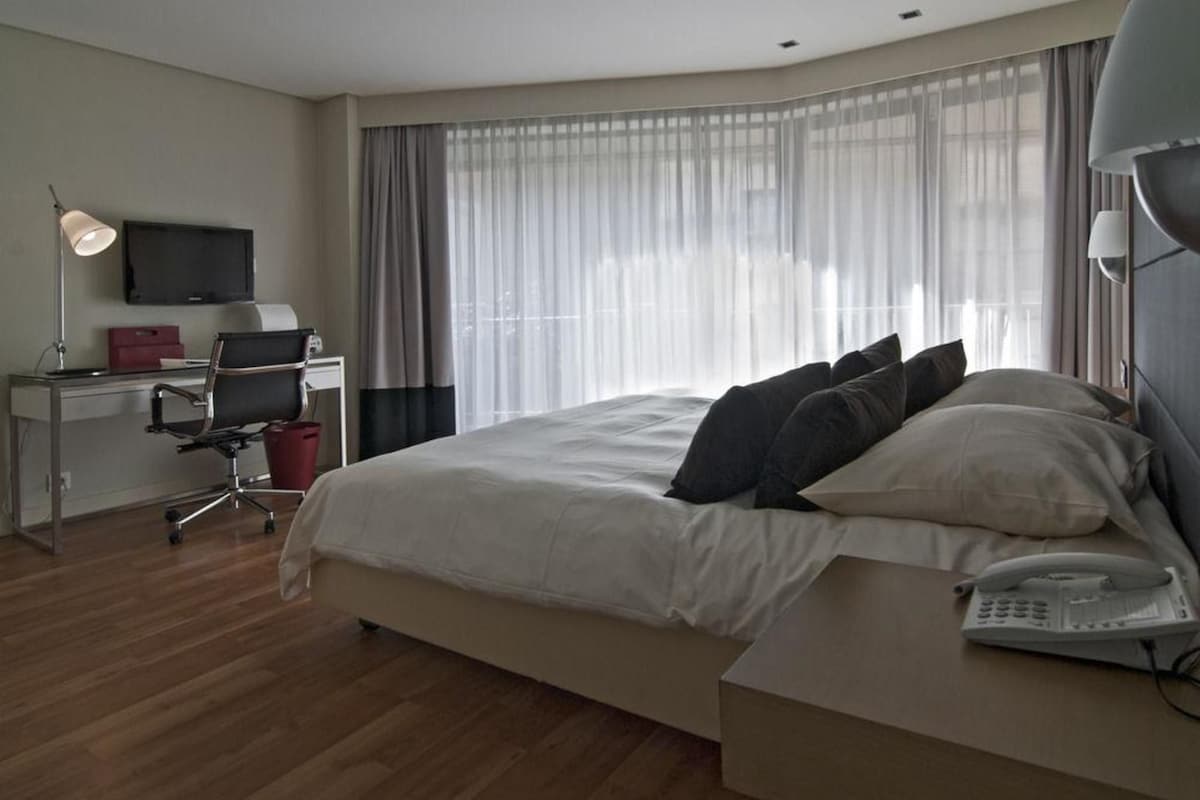 In-room safe, iron/ironing board, WiFi (free), bed sheets