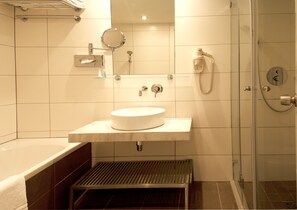 Lejlighed - 1 soveværelse | Badeværelse | Designertoiletartikler, hårtørrer, håndklæder, Sæbe