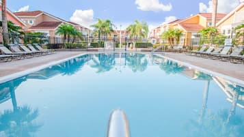 2 piscinas al aire libre, una piscina climatizada