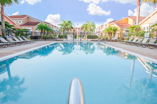 2 piscinas al aire libre, una piscina climatizada