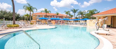 2 個室外泳池、暖水池;08:00 至 19:00 開放;躺椅