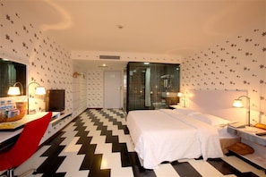 华丽客房, 1 张特大床 | 羽绒被、办公桌、遮光窗帘、熨斗/熨板