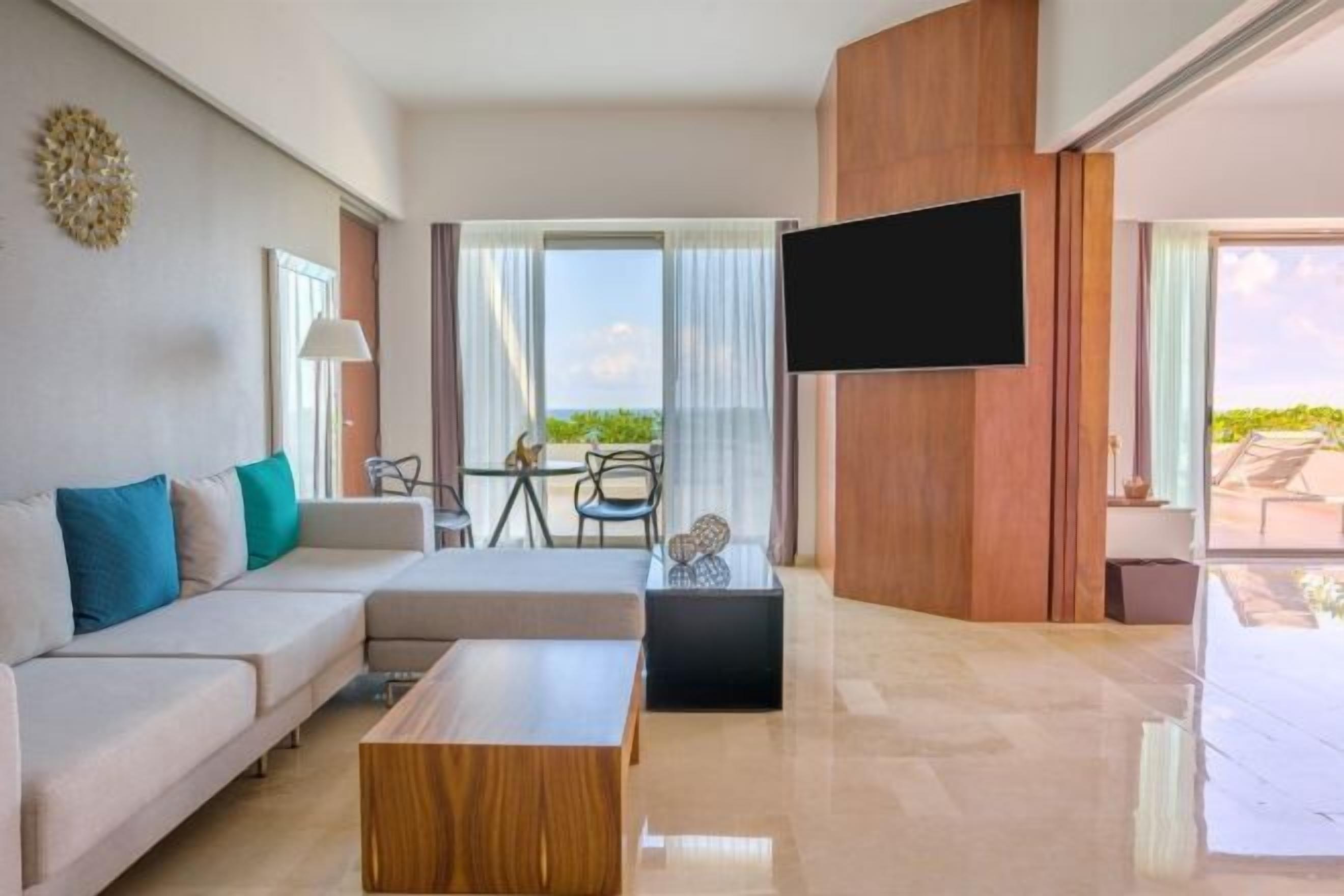 Living area | 65-inch Smart TV with cable channels, table tennis, books