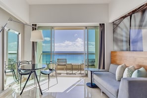 Chambre Premium, 1 trÚs grand lit, non-fumeur, en front de mer (Aqua Club) | Salle de séjour