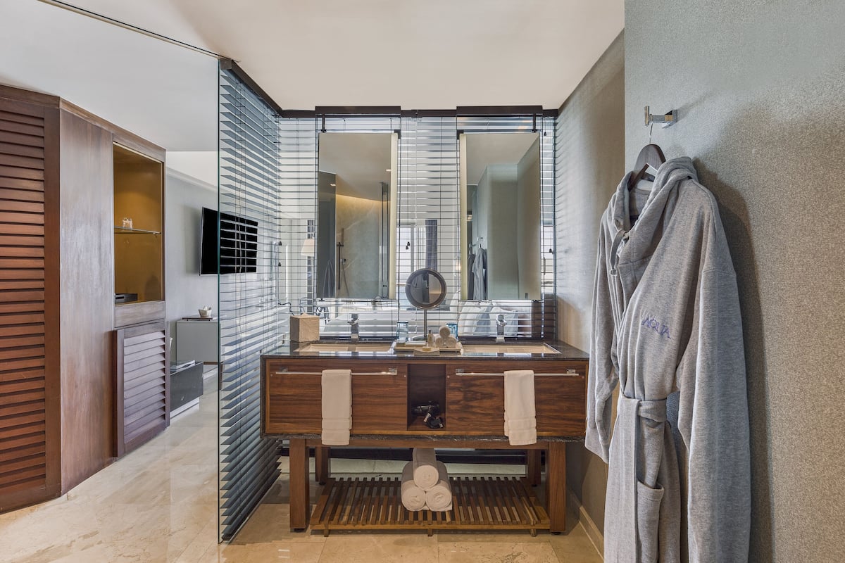 Articles de toilette de luxe, sĂšche-cheveux, peignoirs, chaussons