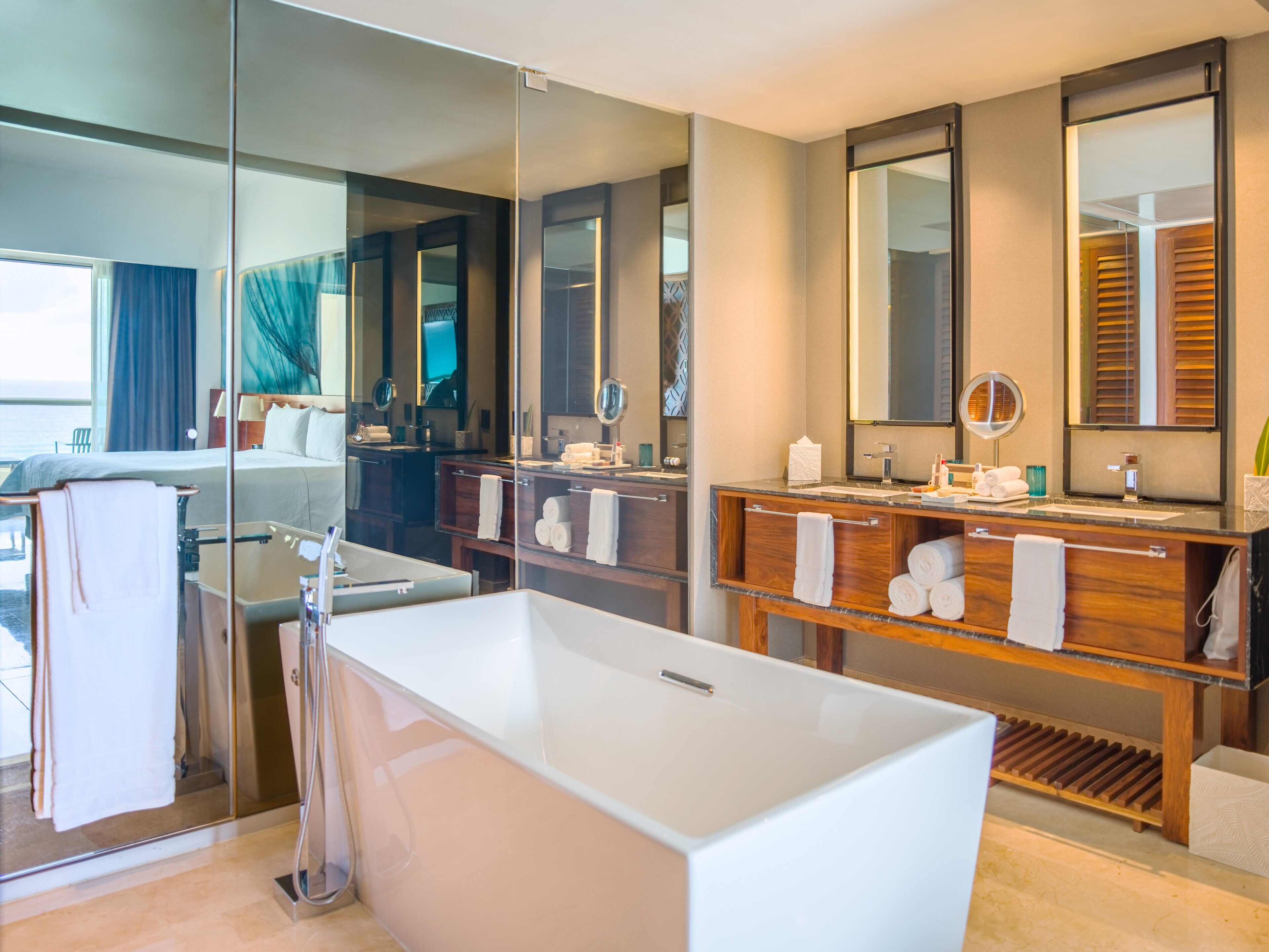 Un baño moderno con una bañera grande, un tocador con espejo y una zona de ducha.