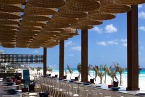 8 restaurants; breakfast, lunch and dinner served 