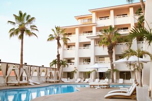 Outdoor pool, free cabanas, pool umbrellas