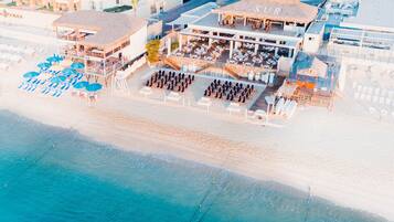 2 restaurantes, se sirven desayunos, comidas y cocina mediterránea