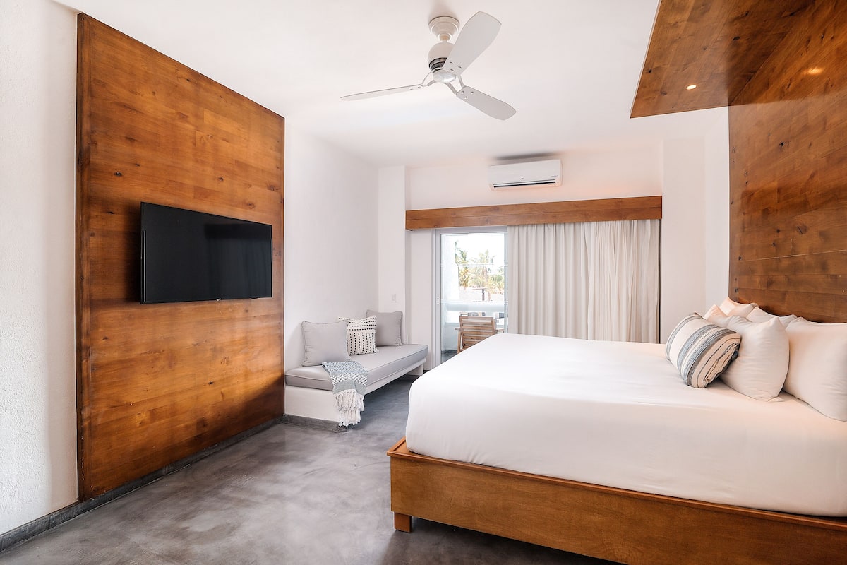 1 bedroom, Egyptian cotton sheets, premium bedding, down duvets