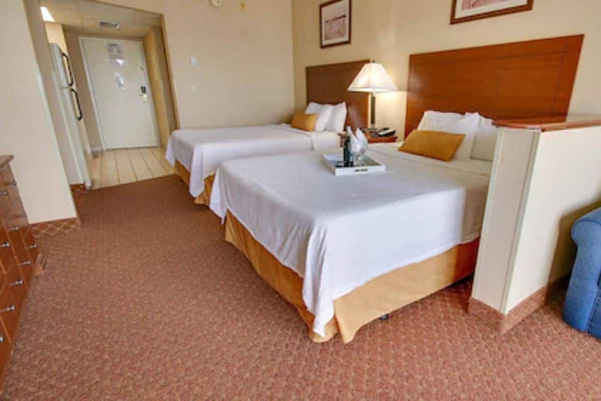 South Building -Deluxe Efficiency, No View, 2 Queen Beds & Sofa | 房內夾萬、書桌、熨斗/熨衫板、免費 Wi-Fi