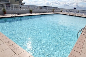 Piscine couverte, piscine extérieure, chaises longues