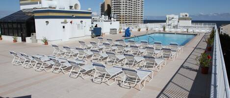 Kolam renang indoor dan kolam renang outdoor, dengan kursi berjemur