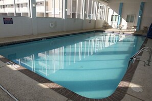 Kolam renang indoor dan kolam renang outdoor, dengan kursi berjemur