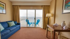 Cofres nos quartos, escrivaninha, ferros/tábuas de passar roupa