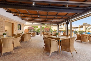 Se sirven desayunos y cenas, junto a la piscina