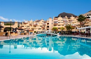 2 piscinas al aire libre, sombrillas