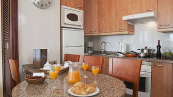 Fridge, microwave, coffee/tea maker, cookware/dishes/utensils