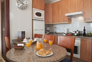 Kühlschrank, Mikrowelle, Wasserkocher mit Kaffee-/Teezubehör