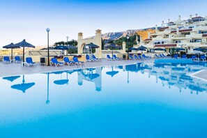 2 utendørsbassenger og bassengparasoller