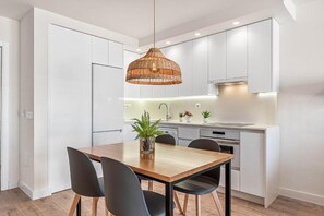 Frigorífico, microondas, cafetera o tetera y utensilios de cocina