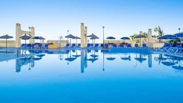 2 outdoor pools, pool umbrellas