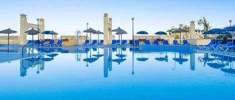 2 outdoor pools, pool umbrellas