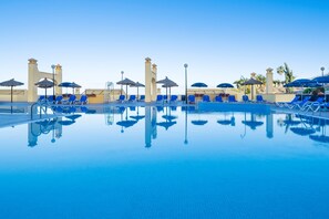 2 udendørs pools, parasoller
