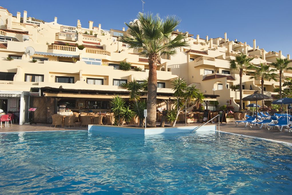 2 outdoor pools, pool umbrellas