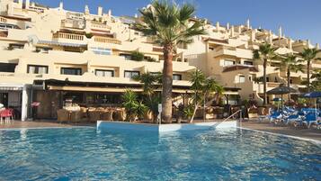 2 utomhuspooler och parasoller