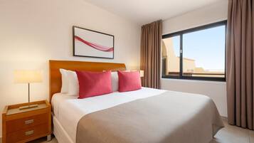 Värdeförvaringsskåp på rummet, strykjärn/strykbräda och barnsängar