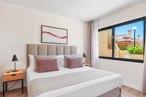 Safe på rommet, strykejern/-brett og barnesenger