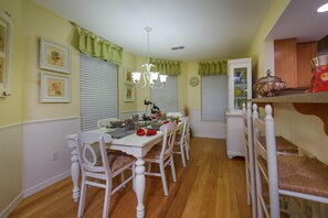 Breakfast served - Holiday Hills Resort at Branson (Branson)