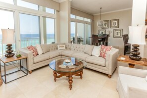 Ferienhaus, Mehrere Betten (Apartment) | Wohnzimmer | DVD-Player