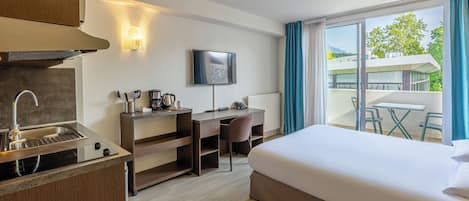 Studio, Terrace | Living area | 40-inch LCD TV with satellite channels, TV, first-run movies