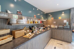 每日供应自助式早餐（每人 EUR 12）