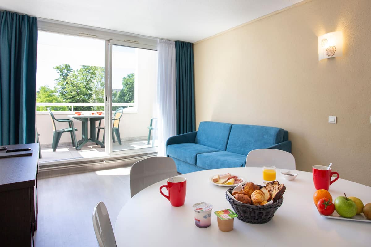 Grand Apartment, Balcony | Living area | 40-inch LCD TV with satellite channels, TV, first-run movies