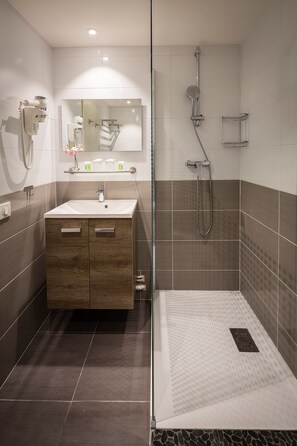 Regadera, amenidades de baño gratuitas, secadora de cabello, toallas 