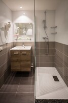 Ducha, artículos de tocador gratuitos, secador de pelo, toallas