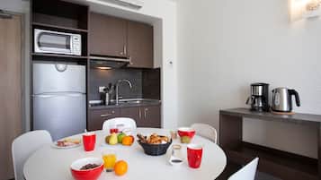 Grand-lejlighed - balkon | Privat køkken | Kaffe-/temaskine, køleskab, mikrobølgeovn, kogeplade