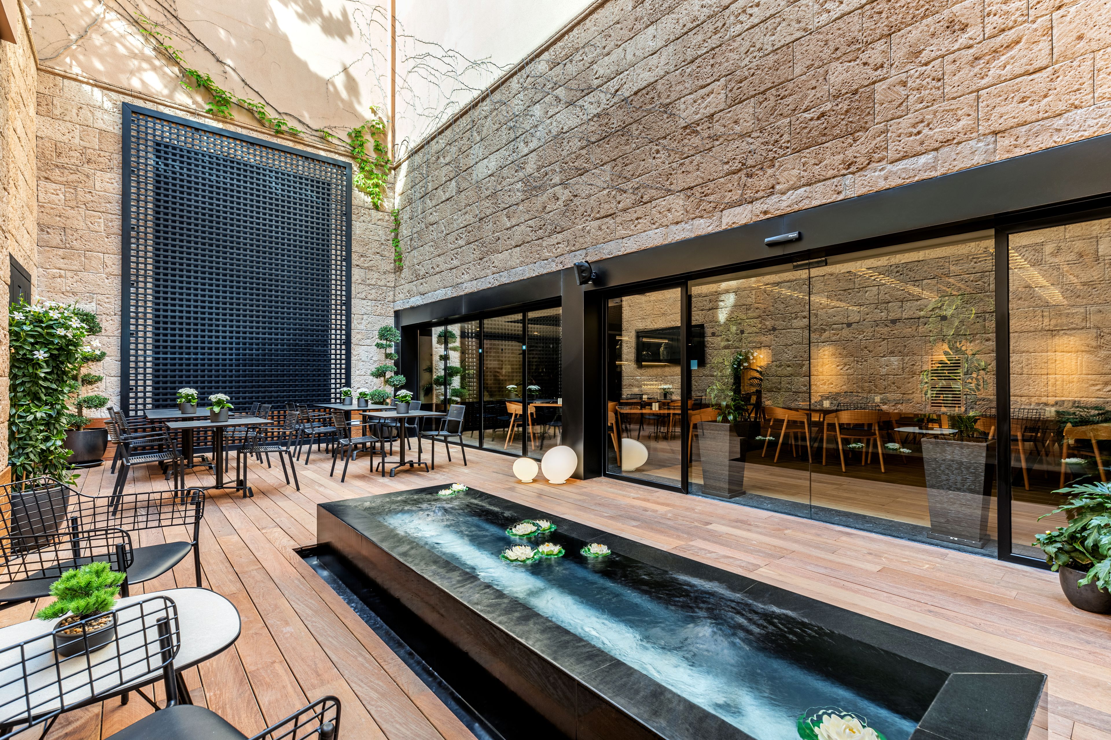 2 restauranter; serverer morgenmad