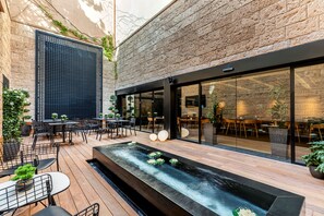 2 restaurantes, se sirve desayuno 