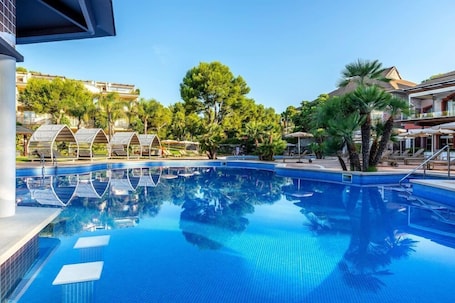 Una piscina techada, una piscina al aire libre