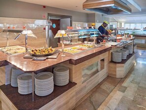 供应早餐、午餐和晚餐